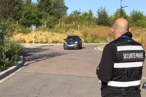 这是啥车️巴黎球员开豪车上班，但每个人都在讨论法比安座驾
